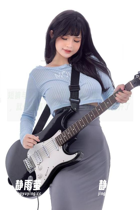 短裤与Azami的完美结合，配上免费写真，就像冰淇淋上的樱桃，好吧，脑洞开了。
