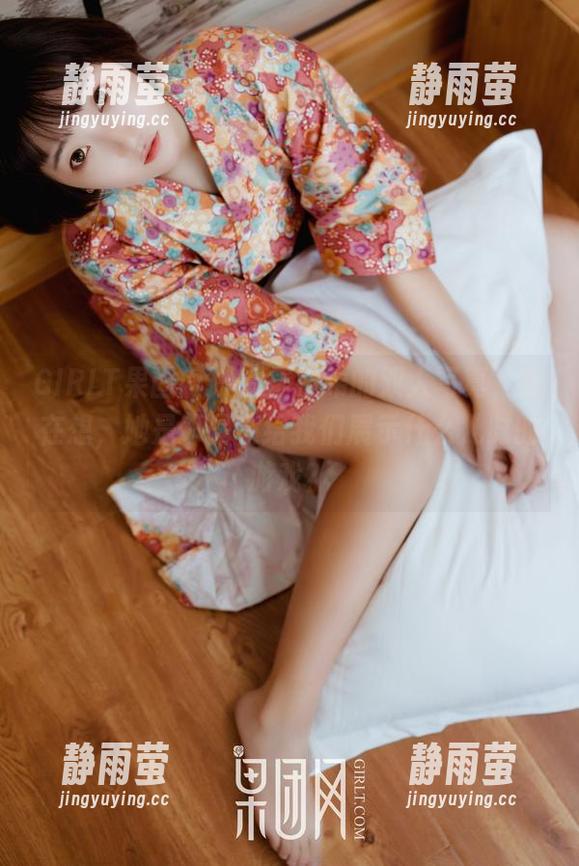GIRLT果团网 - 看周妍希的双人写真，我在想，她是不是在给我们展示什么儿时的游戏？