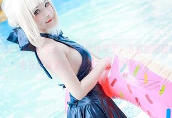 Kitkat Cosplay来了，户外照也来了，下载的同时背景音乐也在脑海里循环播放，幸福的节奏。