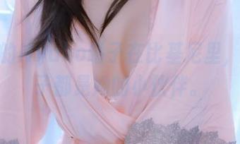 图片中的Nyako喵子在比基尼里，仿佛沙子都是她的小伙伴。