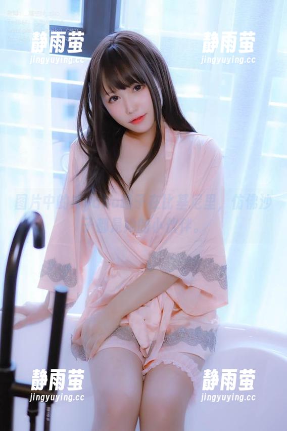 图片中的Nyako喵子在比基尼里，仿佛沙子都是她的小伙伴。