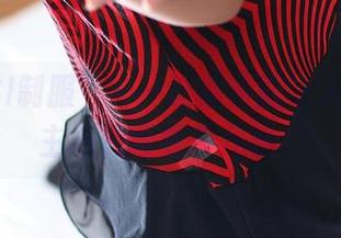 “ROSI制服”——这组画面让人不由自主地想翻看多几遍。