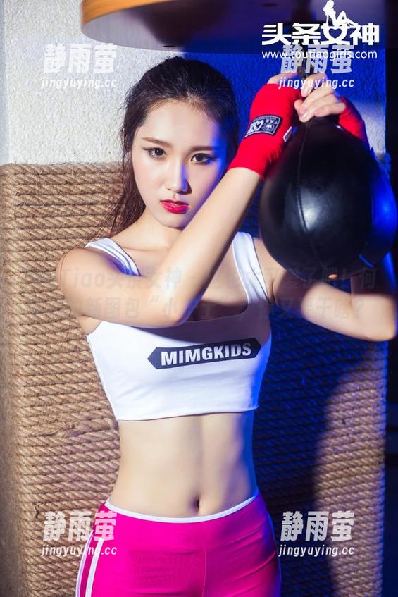 TouTiao头条女神-何娇娇 TouTiao头条女神 - 这也太可爱了吧!何娇娇的新图包“小护士”,你又要干啥?