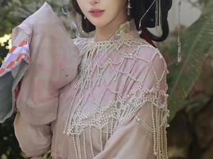 Xiuren秀人网 - 模特悦悦泳装秀：在图库里邂逅优雅的沙滩女神