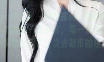 Xiuren秀人网 - 雨儿酱eve旅拍写真集，分享她的每一次停留，每一条路，和我无意识地想到了上次去超市的经历。