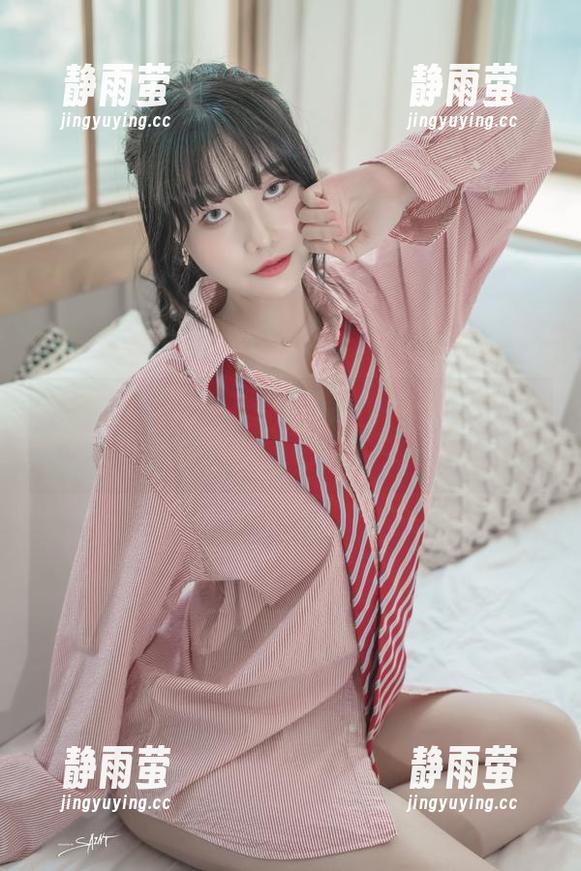 空姐Yuna(윤아)的写真合集，站在高处俯瞰，风在耳边轻语。