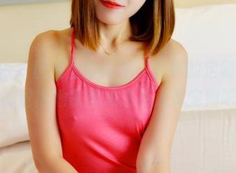 pans - 图片里的微妮，白色的定制，看着都觉得她家里应该有人专宠她吧？
