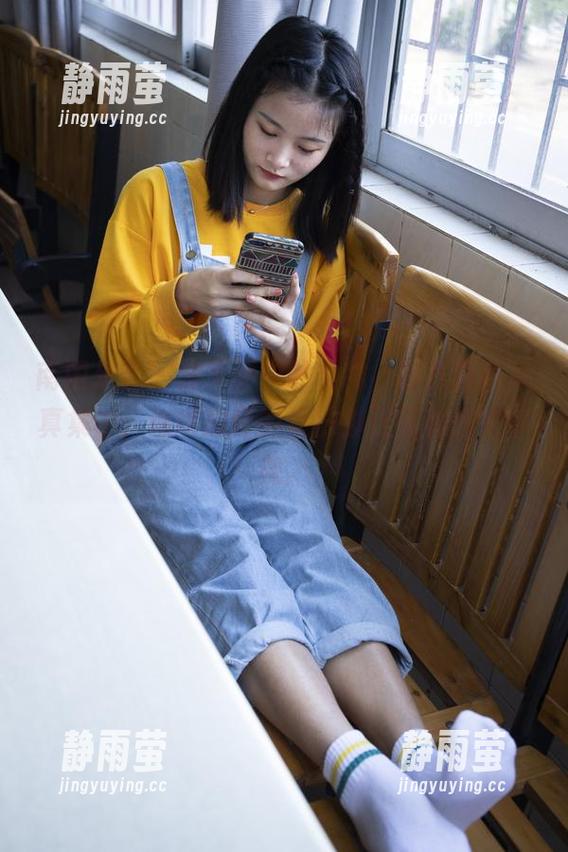 南国足艺-静儿 南国足艺 - 停下手中的食物,静儿最新写真集中,难以忘怀的丝袜脚正等着你来审视。