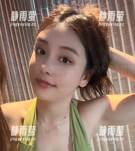 微密圈 - 图集来的，奶雯+黑皮裙=萌与酷的奇妙结合？