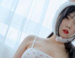 想感受夏日的热辣？宋哈娜的图集给你送来了一份美丽的清凉，记得下载！