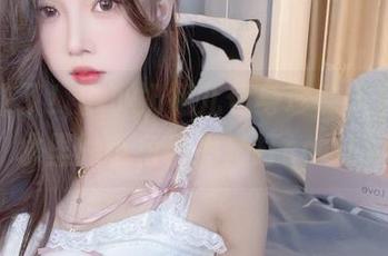 套图来了！小小奶瓶儿化身珍珠人鱼，连水里的小鱼都为她打call！