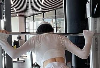 微密圈 - 左公子666：穿着体操服在线写真，工作的时候也许可以一展身手？