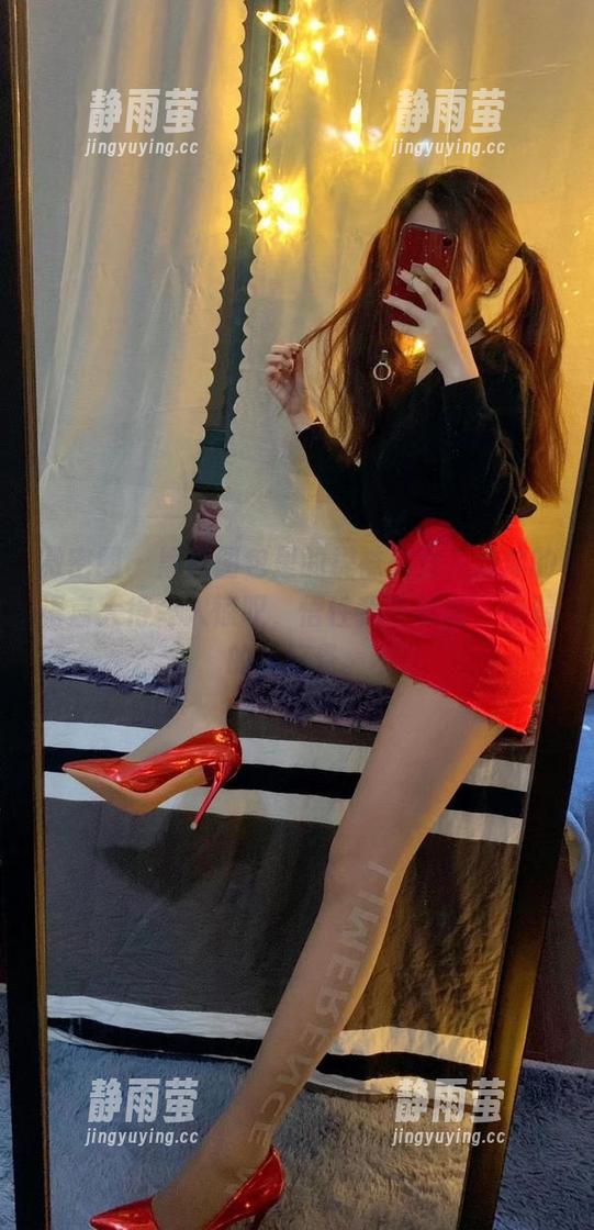 微密圈 - 黑白图包里的提袜少女，肢体的语言大得令人惊叹，悟性我不敢说，但看的我好晕。