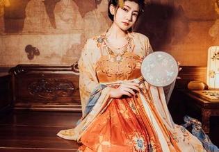 睡莲在水里漂，星澜是澜澜叫澜妹呀也在引领我们放飞自我，哈哈，别误会。