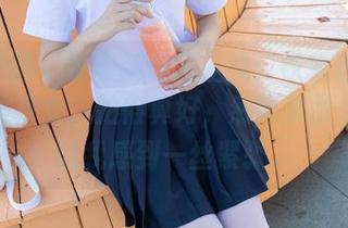 森萝财团 - 吸吸新作品上线：铁轨边的JK白丝美少女，拍得真好，然而那份空灵又让我感到一丝紧张。