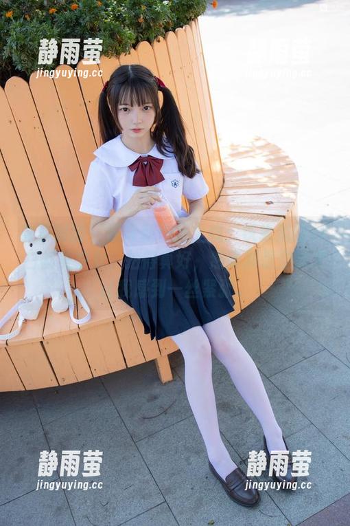 森萝财团 - 吸吸新作品上线：铁轨边的JK白丝美少女，拍得真好，然而那份空灵又让我感到一丝紧张。