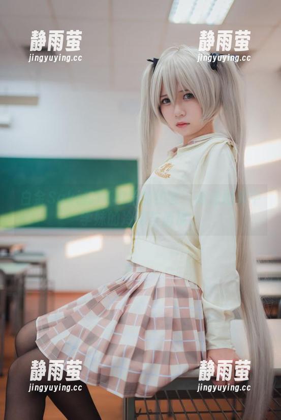 白金Saki和JK校服的约会：高清图集中学妹的冷艳与俏皮。