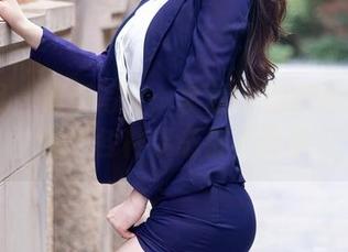 秀人网 - 最新写真：李丽莎在睡衣里的表情，各种姿态都不简单