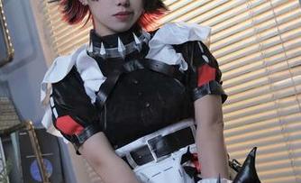 绞肉姬的夏天写真，照片中的一切似乎都充满了逗趣的意义。