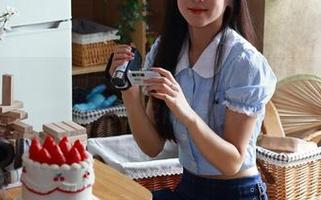 绮梦摄影 - 小艺与她的长腿：偷偷说这是为了多喝水，结果腿长得太抢眼了！记得下载图集哦～