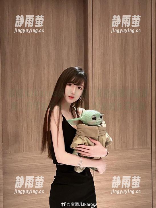 腐团儿Ikaros泳池套图，跟随她飘动的身影，只可惜这条泳道……好像悠长又迷离。