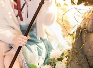 花兮_honoka、制服与无处不在的挑逗——图集展开。