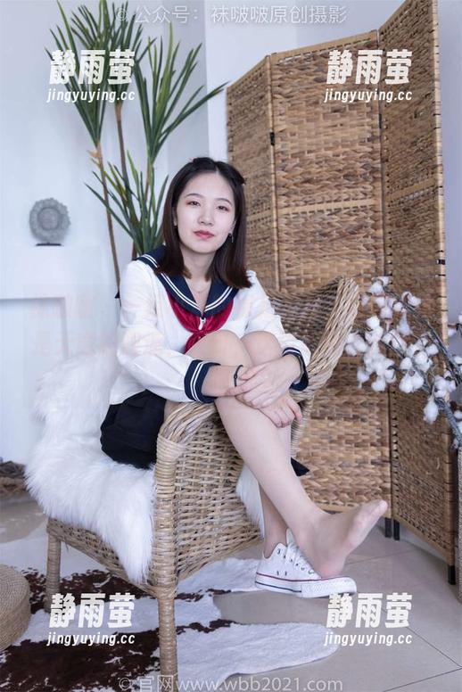 袜啵啵 - 一组小淳的裸足美图，精选到像是无意的邂逅，哎呀，这姿态也太随意了吧。