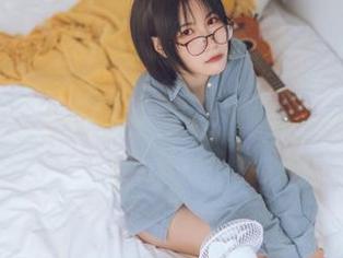 偷偷瞄一眼逐月Su的私房图片：晨光中瑜伽的奥秘？