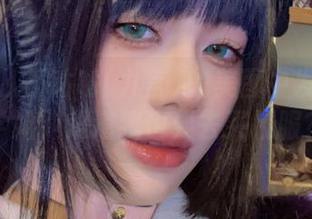 在阿九从不咕咕(九言)的美图中发现风纪学姐，难道我也要去买校服？