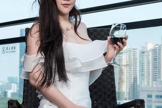 青豆客 - 忘记耳朵，眼镜下的王语纯美图还藏呢？
