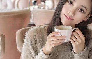 青豆客 - 在毛衣包围下的程彤颜私拍:你们准备好迎接这个绝美意外了吗?