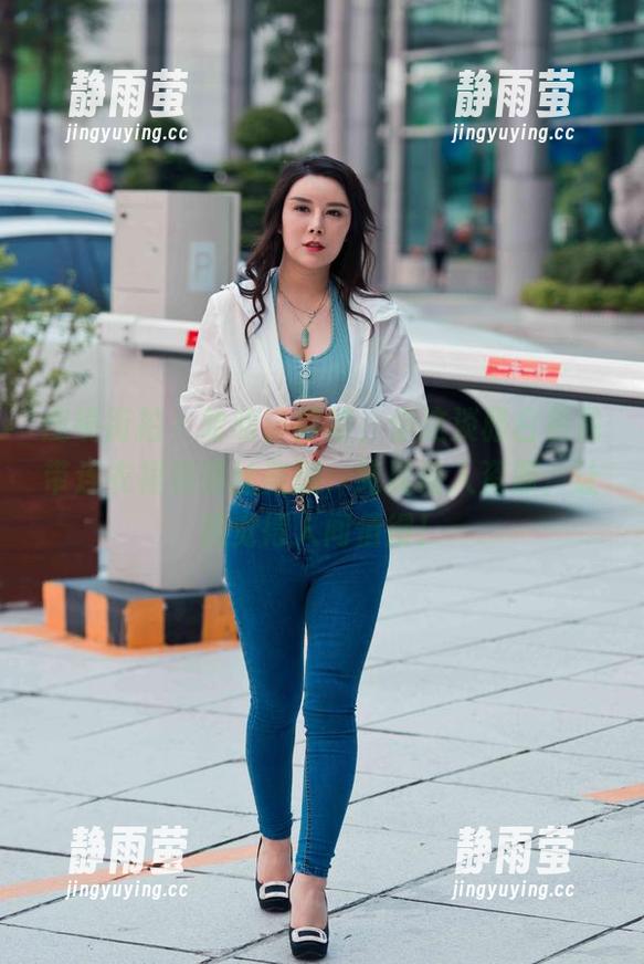 魔镜街拍 - 哈哈，婷婷，你这淡雅白色吊带连衣裙和黑丝美腿，纯属迷人资源，让我觉得人间值得！
