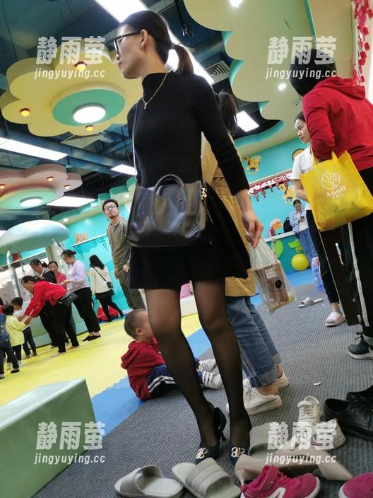 魔镜街拍 - 寓教于乐——芝芝蓝色泳衣图片，不，小心！可能会分心哦