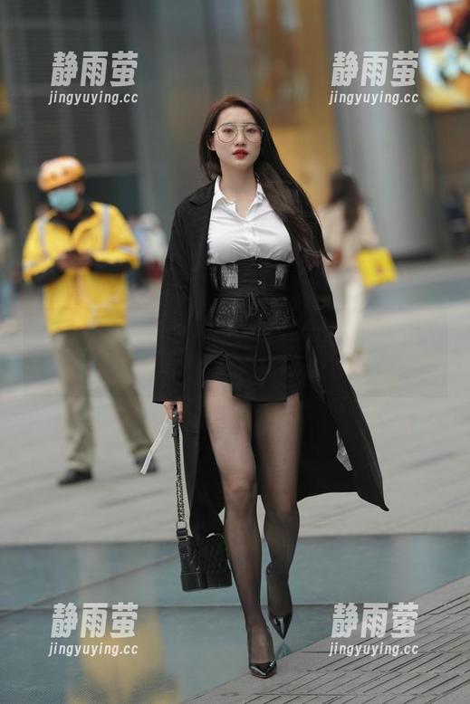 提醒：进魔镜街拍时，请留意牛仔热裤美女不要被玻璃墙绊倒！