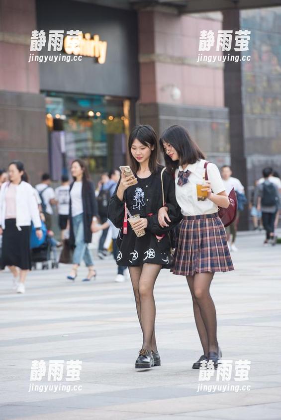 魔镜街拍的新挑战：看这全套图包里的紧身裤小姐姐